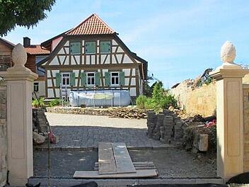 Mit einem neuen und passenden Tor möchte ein Anlieger am neuen Dorfplatz in Holzhausen zur Verschönerung beitragen. Um dafür einen Zuschuss zu bekommen, erweiterte der Stadtrat das Fördergebiet.  Foto: sn