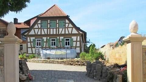 Mit einem neuen und passenden Tor möchte ein Anlieger am neuen Dorfplatz in Holzhausen zur Verschönerung beitragen. Um dafür einen Zuschuss zu bekommen, erweiterte der Stadtrat das Fördergebiet.  Foto: sn