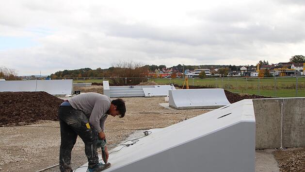 Der "Rohbau" des Skateparks in den Höchstadter Aischwiesen steht. Jetzt wird zwischen den Hindernissen noch betoniert.  Foto: Andreas Dorsch