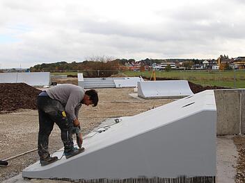 Der "Rohbau" des Skateparks in den Höchstadter Aischwiesen steht. Jetzt wird zwischen den Hindernissen noch betoniert.  Foto: Andreas Dorsch