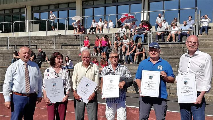 Landrat Thomas Bold (von links) überreichte Monika Vogt (DJK Reith), Klaus Beck (TC Rot-Weiß Bad Kissingen), Manfred Selner (SV Geroda), Franz Menig (RFV Sulzthal) und Matthias Benner (TV/DJK Hammelburg) ihre Sportehrenbriefe.