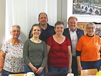 Inge F&ouml;rster, Lucy Schr&ouml;der (Tierheim Wannigsm&uuml;hle), Dominik Bl&uuml;mlein (FFW Poppenlauer), Sonja Kuhn (Strickgruppe), B&uuml;rgermeister Matthias Klement und Helga Bub (Tafel KG).
