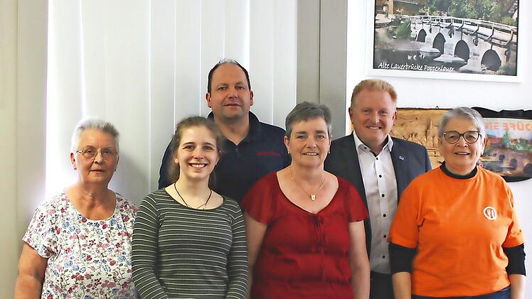 Inge F&ouml;rster, Lucy Schr&ouml;der (Tierheim Wannigsm&uuml;hle), Dominik Bl&uuml;mlein (FFW Poppenlauer), Sonja Kuhn (Strickgruppe), B&uuml;rgermeister Matthias Klement und Helga Bub (Tafel KG).