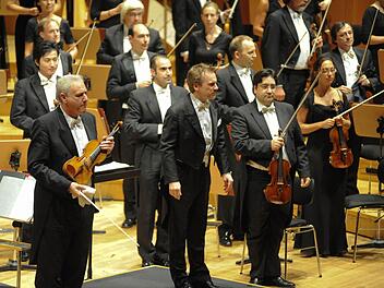 Das Archivbild zeigt die  Bamberger Symphoniker mit Dirigent Jonathan Nott.  Foto: Ronald  Rinklef