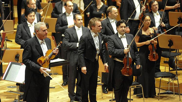 Das Archivbild zeigt die  Bamberger Symphoniker mit Dirigent Jonathan Nott.  Foto: Ronald  Rinklef