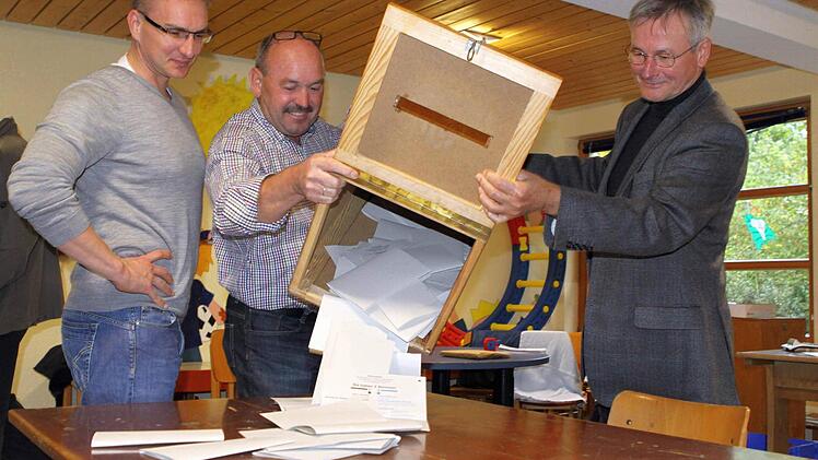Unter dem strengen Blick von Beisitzer Torsten Stein (von links) leeren die Wahlvorstände Heribert Jakobsche und Dr. Emanuel Fritschka die Wahlurne.