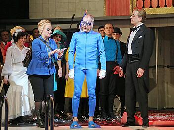 Kaiser Franz Joseph im Taucheranzug (Thomas Straus) bekommt Post von Briefträgerin Kathi (Sofia Kallio). Fotos: Henning Rosenbusch