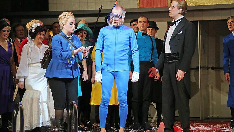 Kaiser Franz Joseph im Taucheranzug (Thomas Straus) bekommt Post von Briefträgerin Kathi (Sofia Kallio). Fotos: Henning Rosenbusch