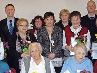 Zahlreiche Mitglieder des Marienvereines konnten für langjährige Treue ausgezeichnet werden. Foto: Doris Weidner