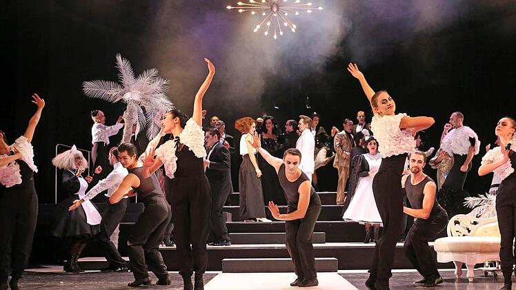 Szene aus "Ball im Savoy" am Landestheater CoburgFoto: Henning Rosenbusch
