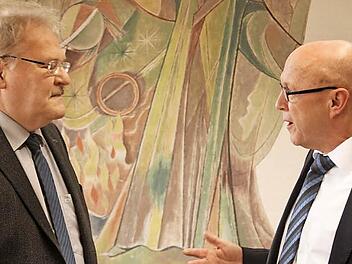 Claus Bittenbrünn (links), Bürgermeister von Königsberg, empfängt Friedrich Krauß, Präsident des Landgerichts Bamberg.  Foto: Friederike Stark