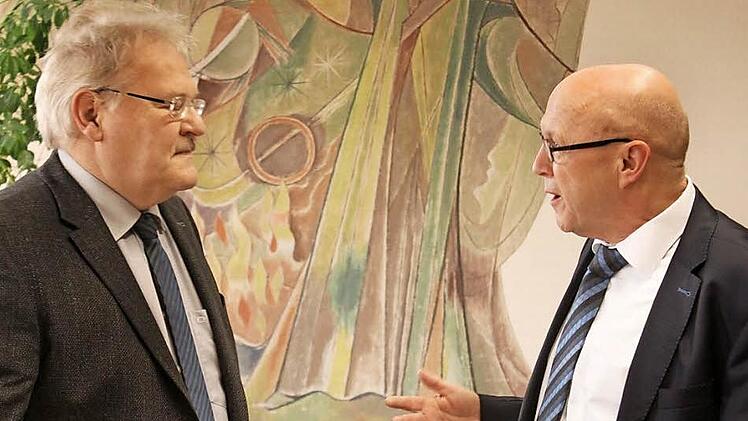 Claus Bittenbrünn (links), Bürgermeister von Königsberg, empfängt Friedrich Krauß, Präsident des Landgerichts Bamberg.  Foto: Friederike Stark