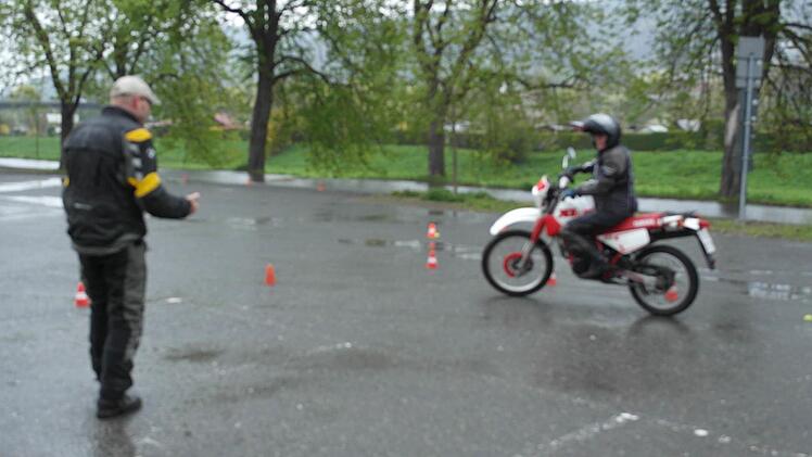 Wenig los war beim Sicherheitstraining der Fahrlehrer auf dem Schwimmbad-Parkplatz.