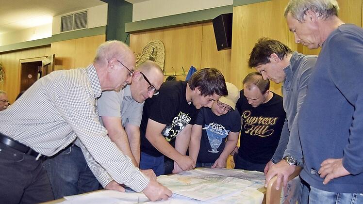 Großes Interesse rief der Plan der neuen Bundesstraße 173 im Bereich Trieb-Michelau und Hochstadt hervor.  Foto: Andreas Welz