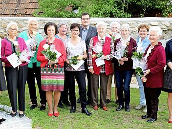 Die Ehrung der Gründungsmitglieder. Auf dem Bild von links: Suanne Potzner, Elisabeth Haas, Annemarie Haas, Maria Redel, Margareta Herold, Hilde Hiner, Pfarrer Florian Stark, Elisabeth Glas, Elisabeth Uttenreuther, Annemarie Reznik, Adelheid Bayerl, Waltraud Kannheisner und Annette Ruhmann  Foto: Franz Galster
