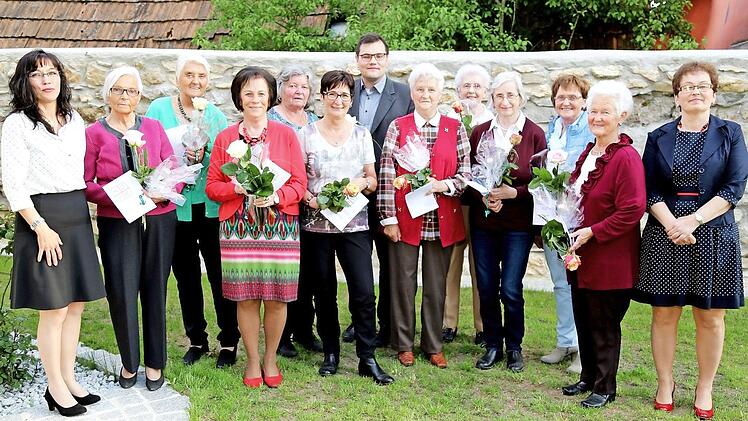 Die Ehrung der Gründungsmitglieder. Auf dem Bild von links: Suanne Potzner, Elisabeth Haas, Annemarie Haas, Maria Redel, Margareta Herold, Hilde Hiner, Pfarrer Florian Stark, Elisabeth Glas, Elisabeth Uttenreuther, Annemarie Reznik, Adelheid Bayerl, Waltraud Kannheisner und Annette Ruhmann  Foto: Franz Galster