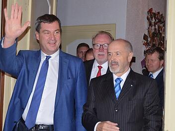 Markus Söder zieht in den Saal ein, begleitet von Hans Michelbach, Jürgen W. Heike und Frank Altrichter. Foto: Rainer Lutz