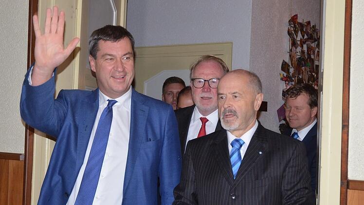 Markus Söder zieht in den Saal ein, begleitet von Hans Michelbach, Jürgen W. Heike und Frank Altrichter. Foto: Rainer Lutz
