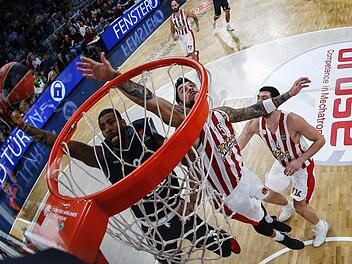Dorell Wright (l.), der hier unter dem Korb gegen Georgios Printezis erfolgreich abschließt, war der korbgefährlichste Bamberger gegen Olympiakos Piräus.Daniel Löbl