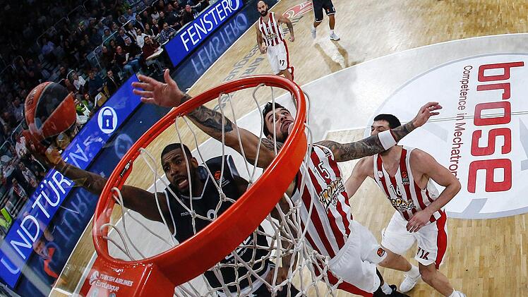 Dorell Wright (l.), der hier unter dem Korb gegen Georgios Printezis erfolgreich abschließt, war der korbgefährlichste Bamberger gegen Olympiakos Piräus.Daniel Löbl