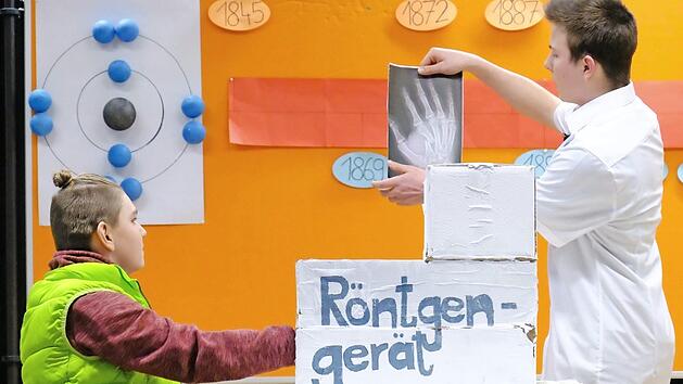 Die Klasse 9a der Jakob-Kaiser-Realschule hatte sich mit dem Physikthema &uuml;ber Wilhelm Conrad R&ouml;ntgen besch&auml;ftigt und dieses vorgetragen. Fotos: Gerd Schaar