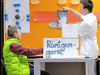 Die Klasse 9a der Jakob-Kaiser-Realschule hatte sich mit dem Physikthema über Wilhelm Conrad Röntgen beschäftigt und dieses vorgetragen. Fotos: Gerd Schaar