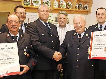 Ehrungen bei der Feuerwehr in Witzmannberg (von links): Gerhard Janson, Christian Boßecker, Michael Rosenbusch, Wolfgang Beyer, Karl Heinz Müller, Pascal Lindlein.  Foto: Michael Stelzner