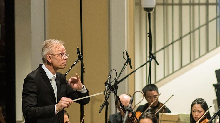 Der Coburger Bachchor  Peter Stenglein beeindruckte zahlreiche Zuhörer in der Morizkirche. Im Mittelpunkt des Konzerts unter Leitung von Peter Stenglein stand die Uraufführung eines neuen Werkes des aus Coburg stammenden Komponisten Marcus M. Reißenberger.Foto: Jochen Berger