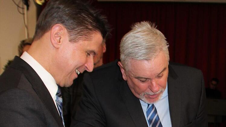 WSCO-Chef Christian Meyer (l.) und OB Norbert Tessmer schnitten die Geburtstagstorte an.Oliver Schmidt