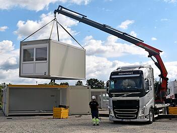 Die Schulcontainer werden aufgestellt.  Foto: Andrea Spörlein