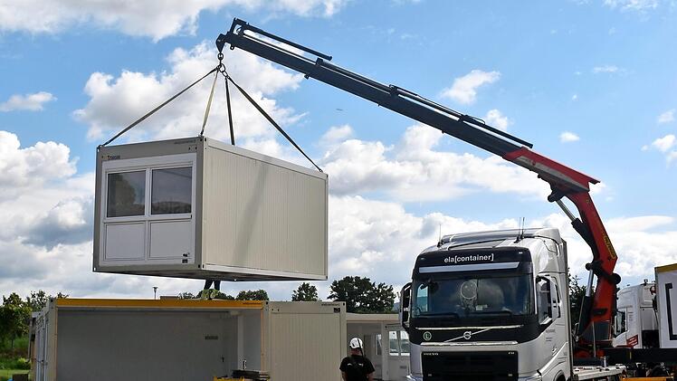 Die Schulcontainer werden aufgestellt.  Foto: Andrea Spörlein