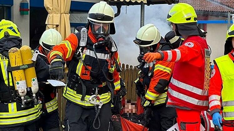 Feuerwehr Neustadt bei Coburg: Einsatzkr&auml;fte veranstalten spektakul&auml;re &Uuml;bung f&uuml;r Schaulustige