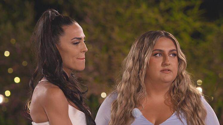 Kurz vor dem Finale halten Elena Miras (links) und Moderatorin Sandra Safiulov die Spannung kaum aus.