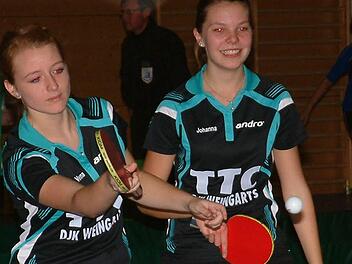Verena Kraft (links) und Johanna Antes (beide DJK Weingarts) wurden Bezirksmeisterinnen im Doppel der Mädchen. Antes wurde zudem  Vize-Bezirkseinzelmeisterin.   Foto: Hans Franz