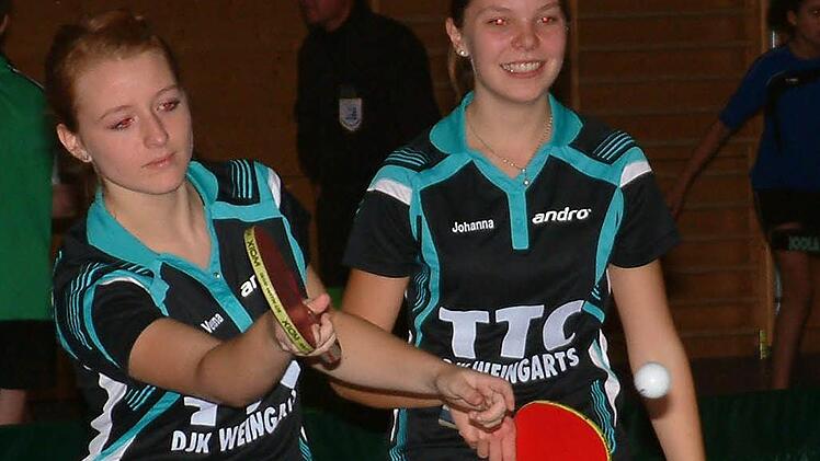 Verena Kraft (links) und Johanna Antes (beide DJK Weingarts) wurden Bezirksmeisterinnen im Doppel der Mädchen. Antes wurde zudem  Vize-Bezirkseinzelmeisterin.   Foto: Hans Franz