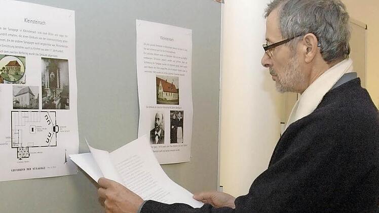 Anhand einer Ausstellung konnten sich die Besucher der Gedenkveranstaltung über das Judentum in den Haßbergen informieren. Foto: Gerhard Schmidt