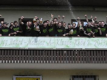 Der Architekt denkt mit: Der Sportheim-Balkon in Haard bietet sich für Huldigungen an einen Champion perfekt an. Foto: Anja Schmitt