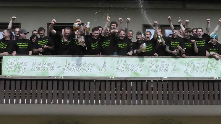 Der Architekt denkt mit: Der Sportheim-Balkon in Haard bietet sich für Huldigungen an einen Champion perfekt an. Foto: Anja Schmitt