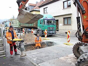 Zurzeit werden in der Ortsdurchfahrt von Steinwiesen Hausanschlüsse erneuert. Ein Durchkommen für den Schwerverkehr ist da fast nicht möglich.  Foto: Friedwald Schedel