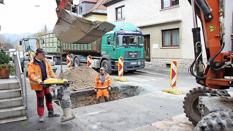Zurzeit werden in der Ortsdurchfahrt von Steinwiesen Hausanschlüsse erneuert. Ein Durchkommen für den Schwerverkehr ist da fast nicht möglich.  Foto: Friedwald Schedel
