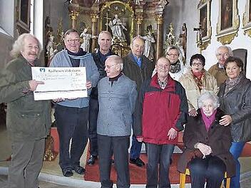Die BRK-Seniorenband mit ihrem Leiter Rainer Lohr (links) überreichte die Spende des Benefiz-Konzerts 2013 an Pater Werner Pieper (Zweiter von links). Auf dem Bild fehlen die Seniorenband-Mitglieder Anneliese Ströhlein, Hans Hofmann und Waldemar Lang.  Foto: Heike Schülein