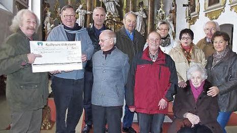 Die BRK-Seniorenband mit ihrem Leiter Rainer Lohr (links) überreichte die Spende des Benefiz-Konzerts 2013 an Pater Werner Pieper (Zweiter von links). Auf dem Bild fehlen die Seniorenband-Mitglieder Anneliese Ströhlein, Hans Hofmann und Waldemar Lang.  Foto: Heike Schülein