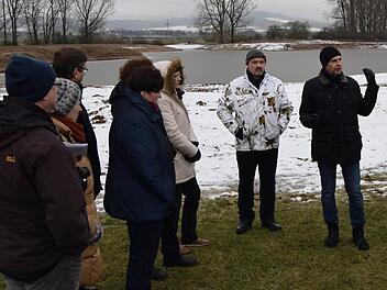 An der Kiesgrube südlich von Wiesen fand der Ortstermin des Bauernverbandes statt. Foto: Andreas Welz