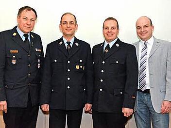 Stehen der Feuerwehr Reichenbach/ Löschgruppe Windheim vor: Kommandant Manuel Gessner (Zweiter von rechts) und sein Stellvertreter Christian Nöth (2. von links). Es gratulierten Kreisbrandrat Benno Metz (links) und Münnerstadts 2. Bürgermeister Michael Kastl.Foto: Björn Hein