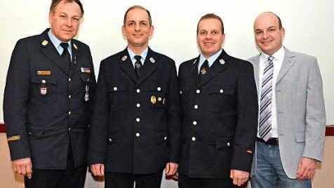 Stehen der Feuerwehr Reichenbach/ Löschgruppe Windheim vor: Kommandant Manuel Gessner (Zweiter von rechts) und sein Stellvertreter Christian Nöth (2. von links). Es gratulierten Kreisbrandrat Benno Metz (links) und Münnerstadts 2. Bürgermeister Michael Kastl.Foto: Björn Hein