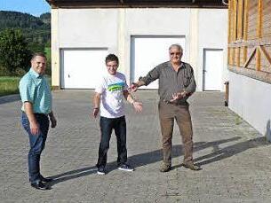 Genossenschafts-Vorsitzender Günter Kraus (rechts) und Daniel Schmidt von der Landjugend (Mitte) deuten es an: Bis hierher wird die Terrasse am Dorfladen reichen. Auch Matthias Rödel (links) freut sich schon auf Samstagabend. Dann soll alles fertig sein. Foto: Klaus-Peter Wulf
