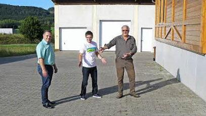 Genossenschafts-Vorsitzender Günter Kraus (rechts) und Daniel Schmidt von der Landjugend (Mitte) deuten es an: Bis hierher wird die Terrasse am Dorfladen reichen. Auch Matthias Rödel (links) freut sich schon auf Samstagabend. Dann soll alles fertig sein. Foto: Klaus-Peter Wulf