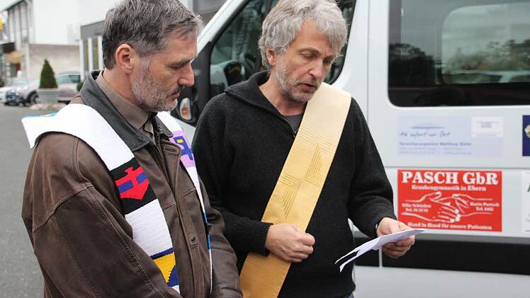 Pfarrer Manfred Grosser und Diakon Uwe Holschuh (von links) segneten den neuen Bürgerbus und hoffte n auf unfallfreie Fahrten. Foto: Helmut Will