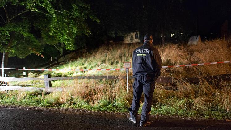 Fall Anneli, Polizei steht am 18.08.2015 vor einem abgesperrten Gelände an einem Bauernhof in Lampersdorf (Sachsen). Foto: dpa
