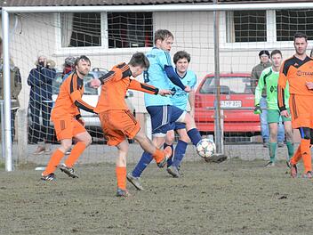 Schuss in die Lücke: Schondras Peter Leitsch (links) möchte den Ball vorbei an den Westheimern (von links) Marcel Nöth, Philipp Vierheilig und Torwart Leon Wahler platzieren. Rechts: Florian Heller. Foto: ssp